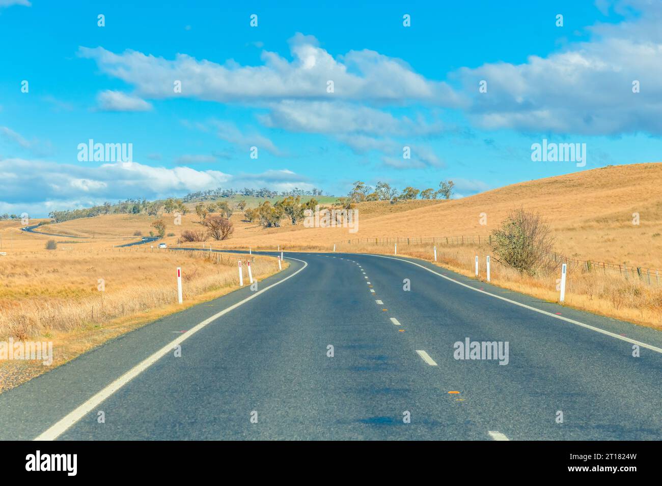 La strada davanti a te in una giornata invernale nella regione di Monaro, NSW, Australia Foto Stock