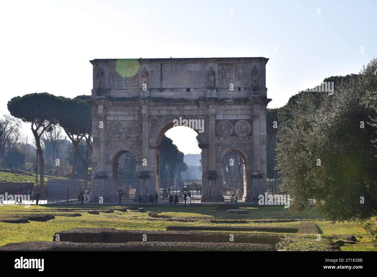 Visita al Colosseo della città vecchia di Roma, all'Arco di costantino, al foro Romano Foto Stock