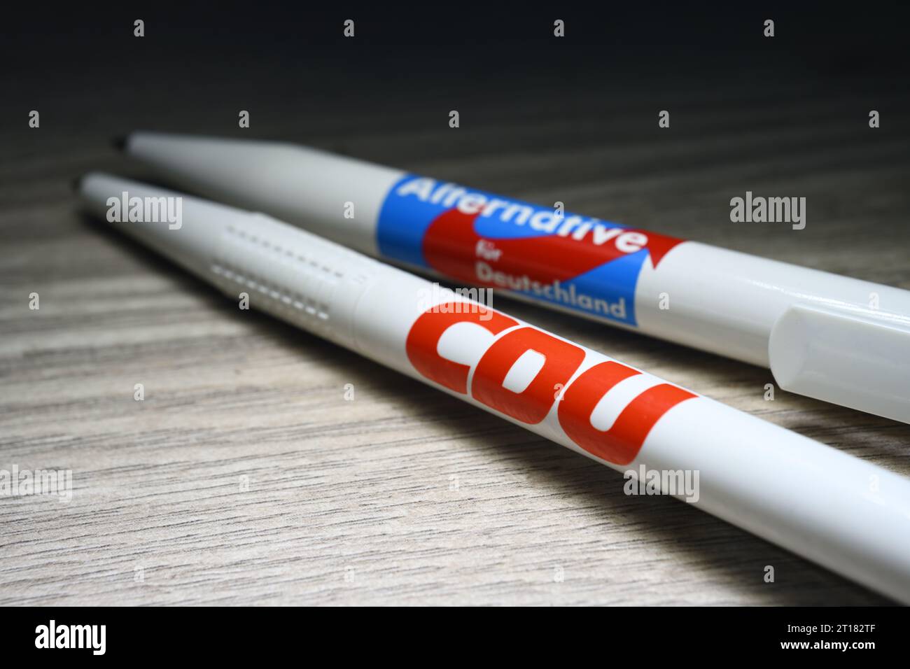 Kugelschreiber mit Logos von CDU und AfD Foto Stock