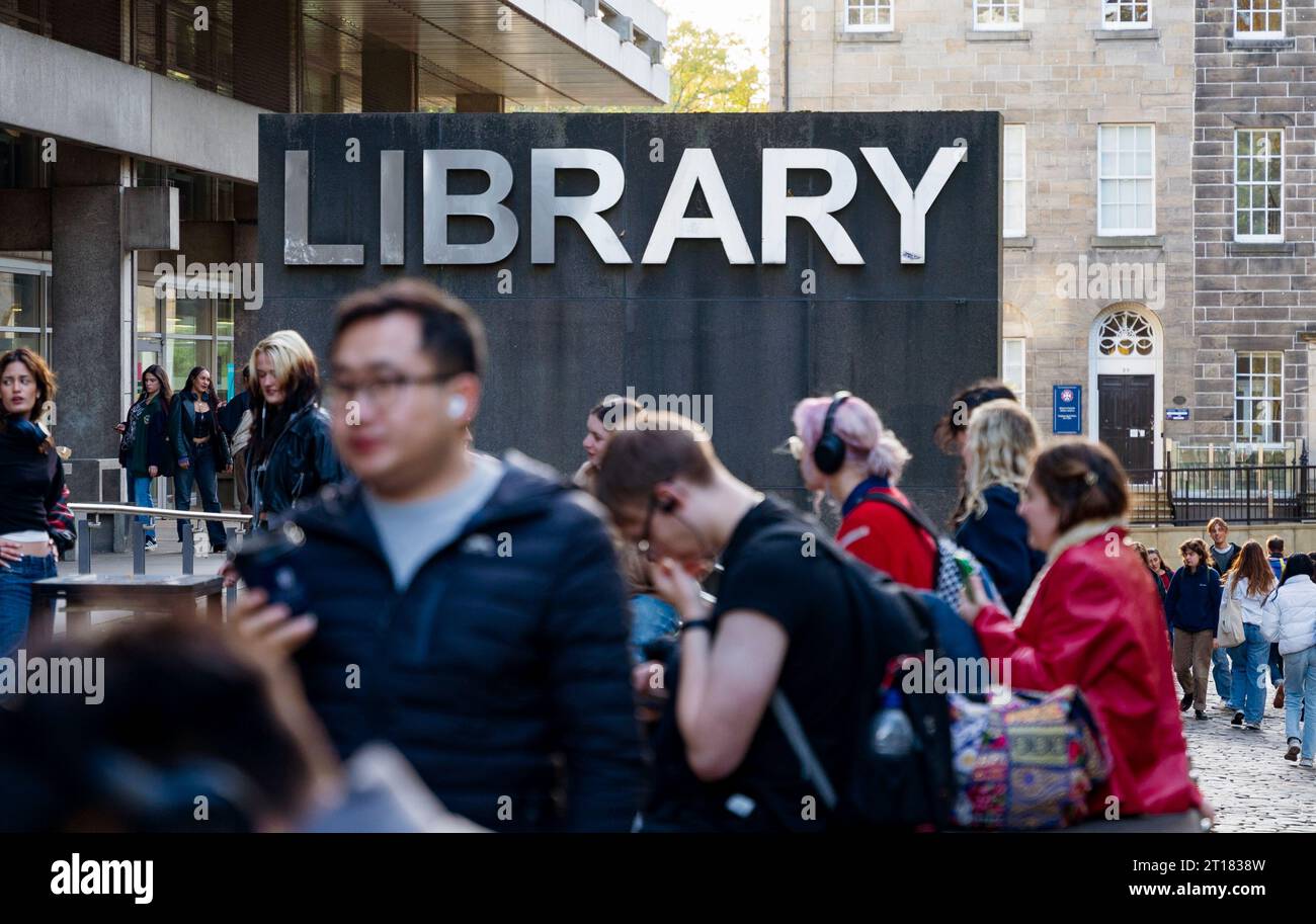 Vista dell'esterno della biblioteca studentesca dell'Università di Edimburgo, Scozia, Regno Unito Foto Stock