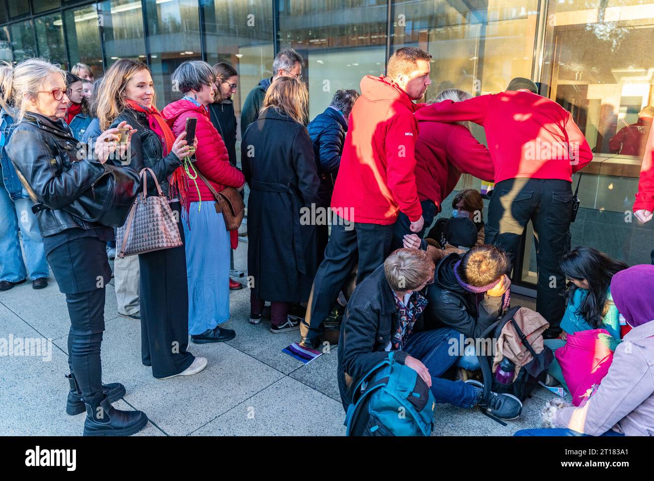 Edimburgo 11 ottobre 2023. Dimostrazioni di Pro Trans sul palco e cercare di impedire ai possessori di biglietti di entrare nel locale presso l'Università di Edimburgo Foto Stock