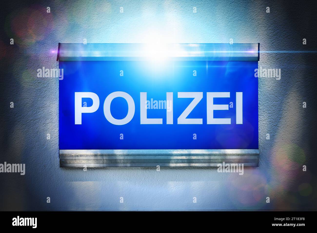 FOTOMONTAGE, Polizei-Schild mit Blaulicht Foto Stock