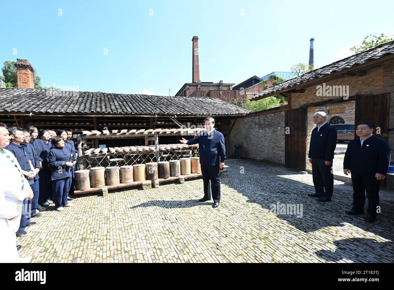 (231012) -- NANCHANG, 12 ottobre 2023 (Xinhua) -- Xi Jinping, segretario generale del Comitato centrale del Partito Comunista Cinese, visita un blocco storico e culturale nella città di Jingdezhen, provincia del Jiangxi della Cina orientale, 11 ottobre 2023. XI ha ispezionato la città di Jingdezhen e la città di Shangrao nella provincia di Jiangxi nella Cina orientale mercoledì. XI visitò un blocco storico e culturale e AVIC Changhe Aircraft Industry (Group) Corporation Ltd. A Jingdezhen, nonché un villaggio nella contea di Wuyuan a Shangrao. Imparò a conoscere la conservazione e l'eredità della cultura ceramica, l'innovazione tecnologica aziendale Foto Stock