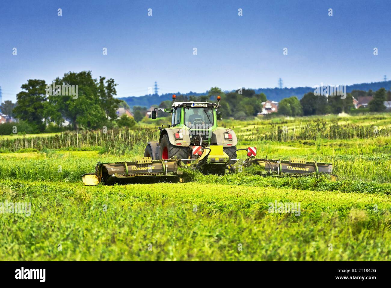 Landwirt bei der Grasernte a Kirchwerder, Amburgo, Deutschland Foto Stock