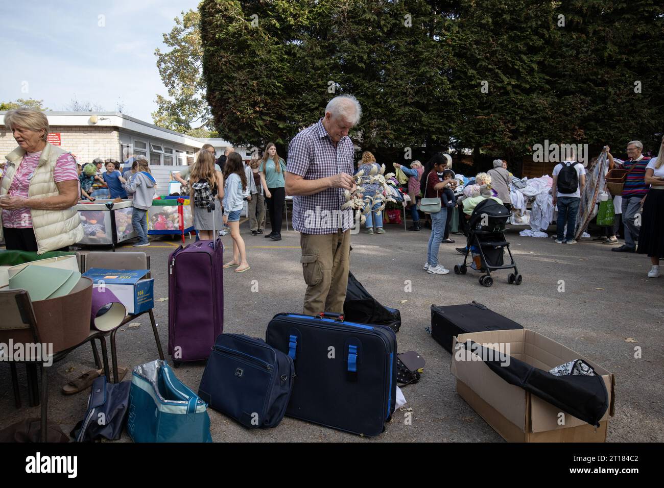 Le persone partecipano a una vendita di jumble della comunità locale nel sud-ovest di Londra, Inghilterra, Regno Unito Foto Stock