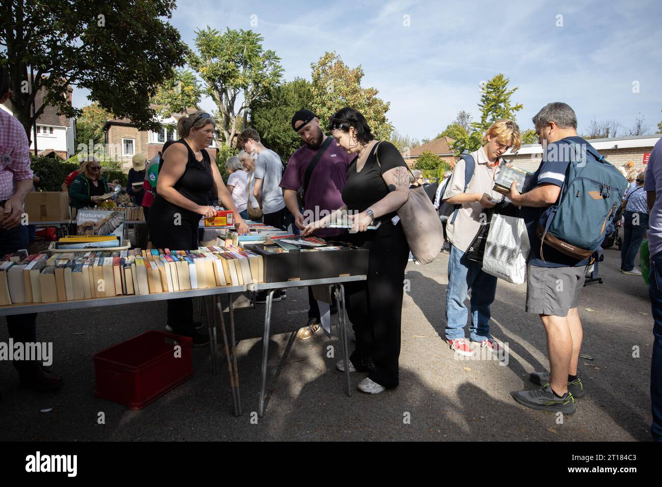Le persone partecipano a una vendita di jumble della comunità locale nel sud-ovest di Londra, Inghilterra, Regno Unito Foto Stock