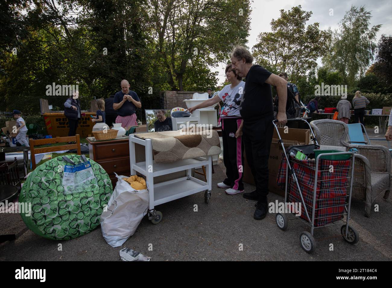 Le persone partecipano a una vendita di jumble della comunità locale nel sud-ovest di Londra, Inghilterra, Regno Unito Foto Stock