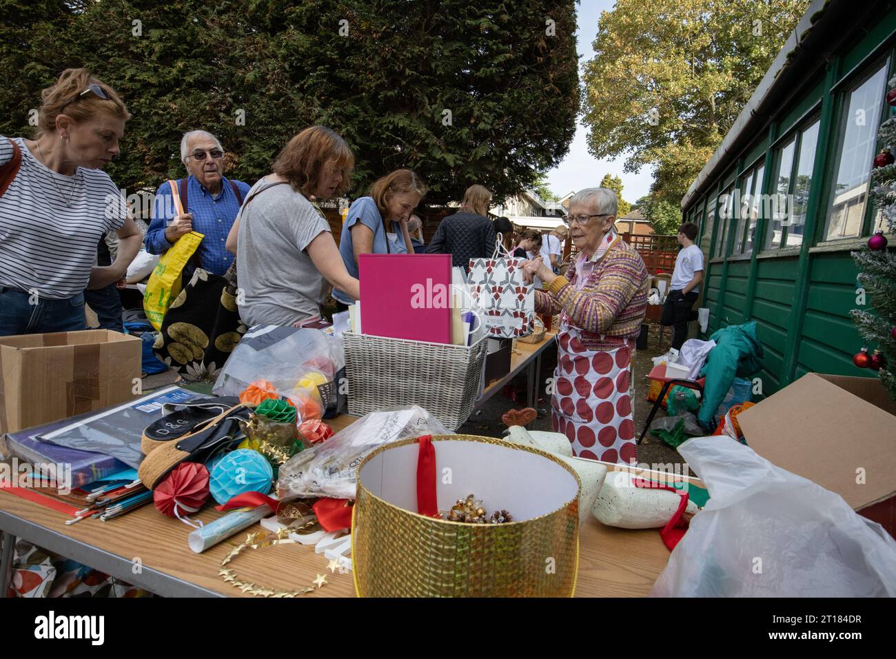 Le persone partecipano a una vendita di jumble della comunità locale nel sud-ovest di Londra, Inghilterra, Regno Unito Foto Stock