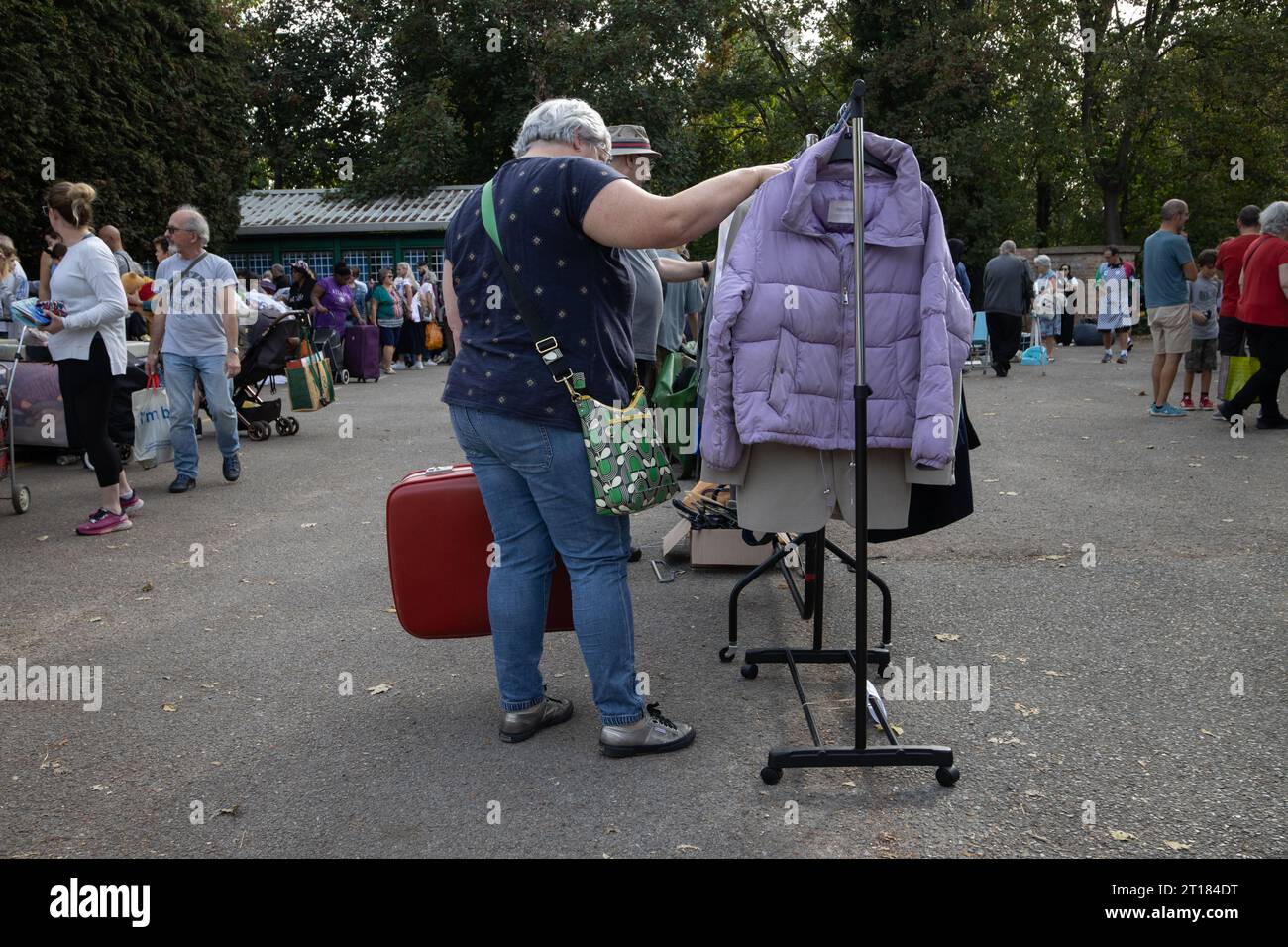 Le persone partecipano a una vendita di jumble della comunità locale nel sud-ovest di Londra, Inghilterra, Regno Unito Foto Stock