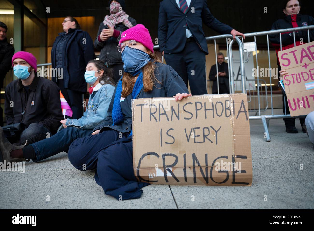 Edimburgo 11 ottobre 2023. Dimostrazioni di Pro Trans sul palco e cercare di impedire ai possessori di biglietti di entrare nel locale presso l'Università di Edimburgo Foto Stock