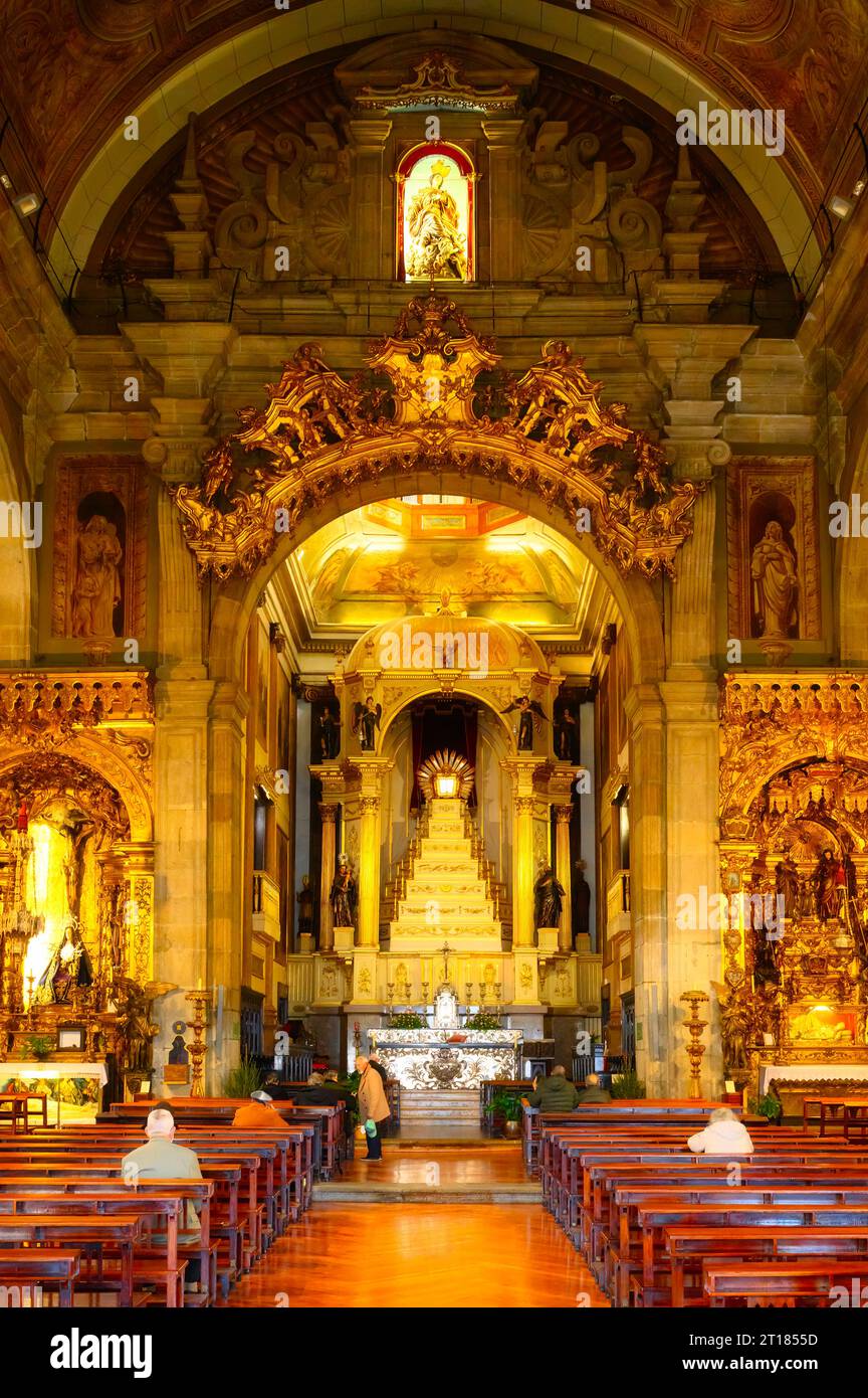 L'architettura medioevale interna della Chiesa cattolica di Santo Antonio dos Congregados. Vista simmetrica dell'altare e del santo religioso Foto Stock