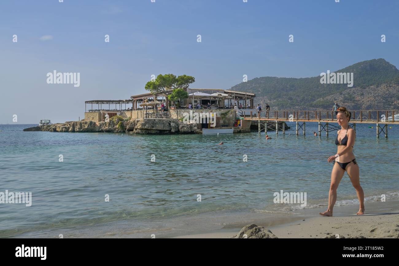 Badestrand, Insel mit Restaurant in der Bucht von Camp de Mar, Mallorca, Spanien Foto Stock