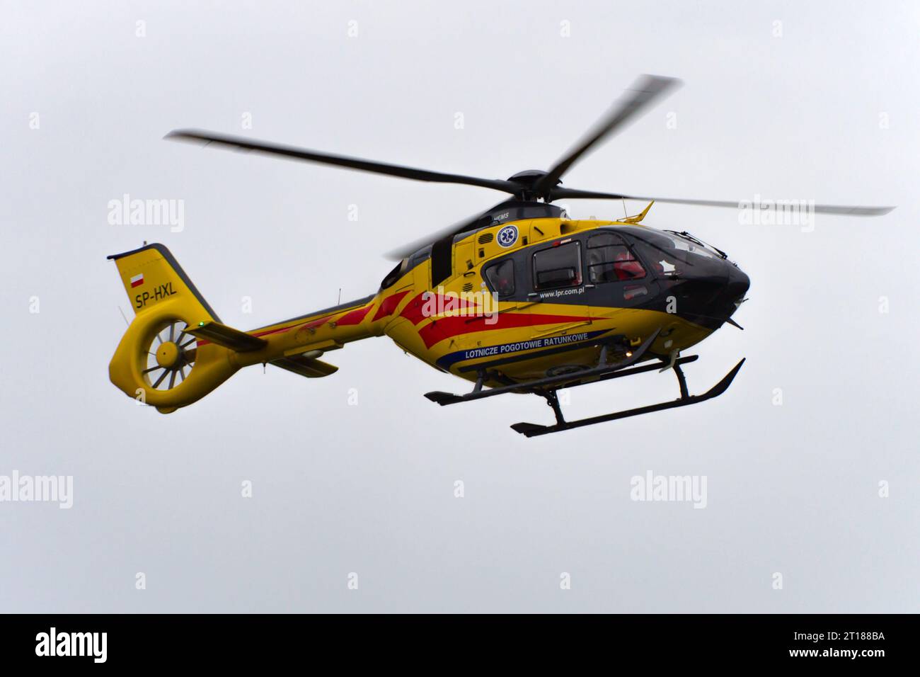 Poznan, Polonia - 08.28.2023: LPR elicottero medico di ambulanza in azione di soccorso. Foto Stock