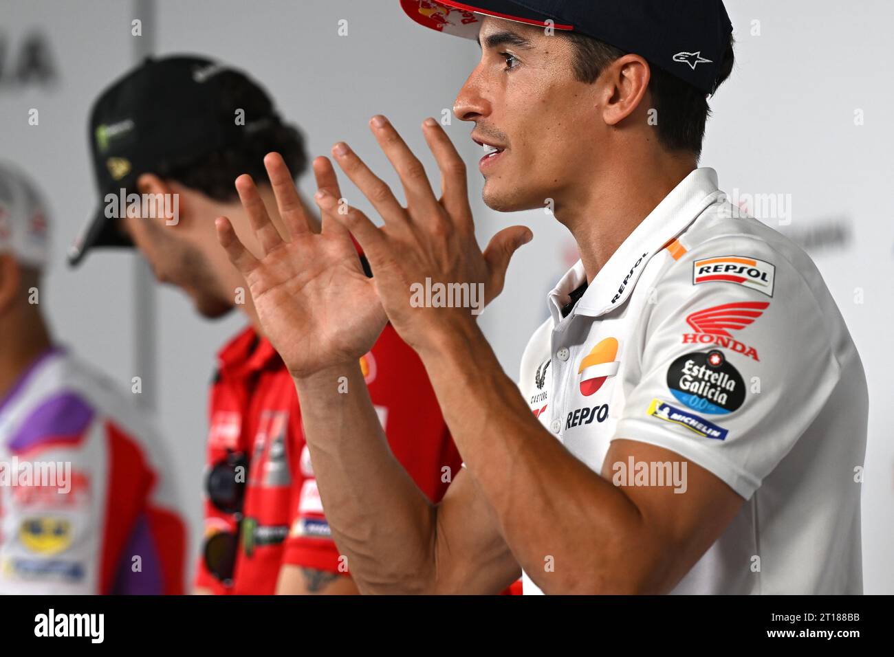 LOMBOK INDONESIA, 12 ottobre 2023.Gran Premio di Pertamina dell'Indonesia, Mandalika International Circuit. Lo spagnolo Marc Marquez, Repsol Honda Team annuncia che lascerà Repsol Honda per Ducati Gresini Racing nel 2024 durante la conferenza stampa al MotoGP indonesiano. Credito: Karl Phillipson/Alamy Live News Foto Stock