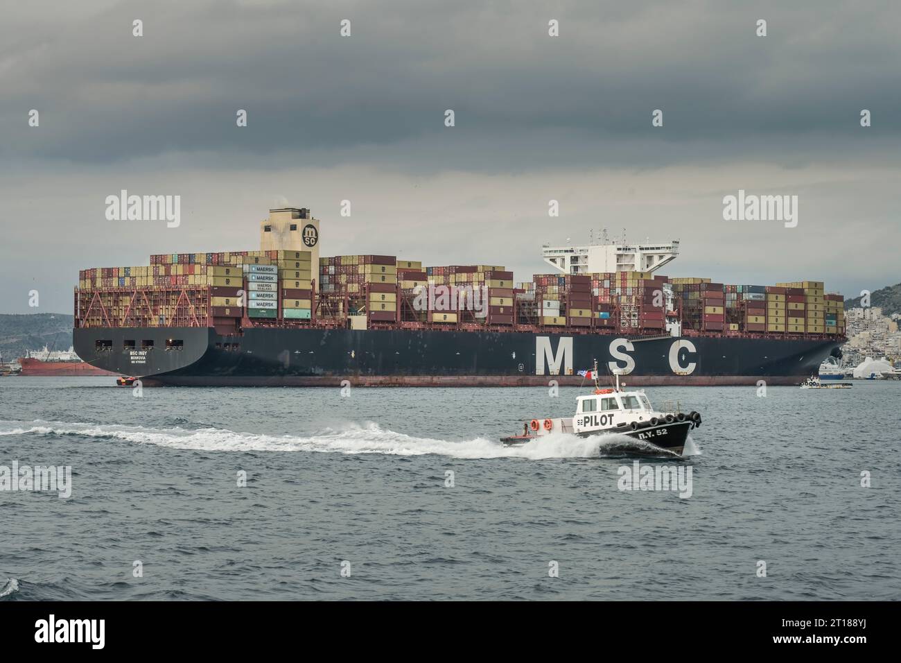 Containerschiff im Hafen von Piräus, Athen, Griechenland Foto Stock