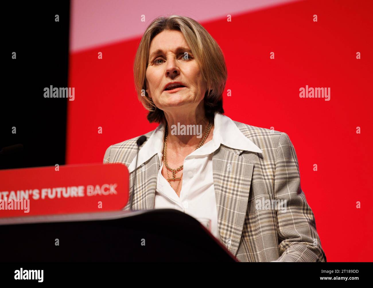 Mary Portas, consulente di vendita al dettaglio e emittente inglese, parla alla LabourPartry Conference di Liverpool. Ha fondato l'agenzia creativa Portas. Foto Stock