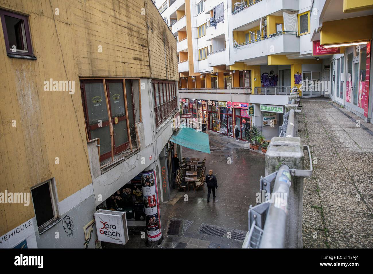 Berlino, Germania. 12 ottobre 2023. Passeggia lungo un sentiero a Kottbusser Tor. (A dpa: "L'iniezione di contante a breve termine dovrebbe migliorare la situazione a Kottbusser Tor") credito: Carsten Koall/dpa/Alamy Live News Foto Stock