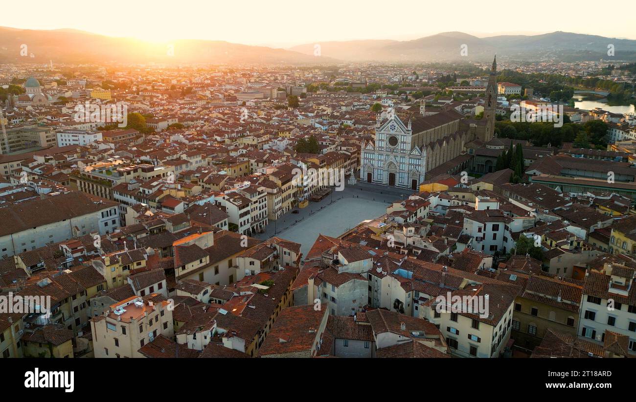 Ripresa aerea dello skyline di Firenze, Basilica di Santa Croce a Firenze e Piazza di Santa Croce, Toscana, Italia Foto Stock