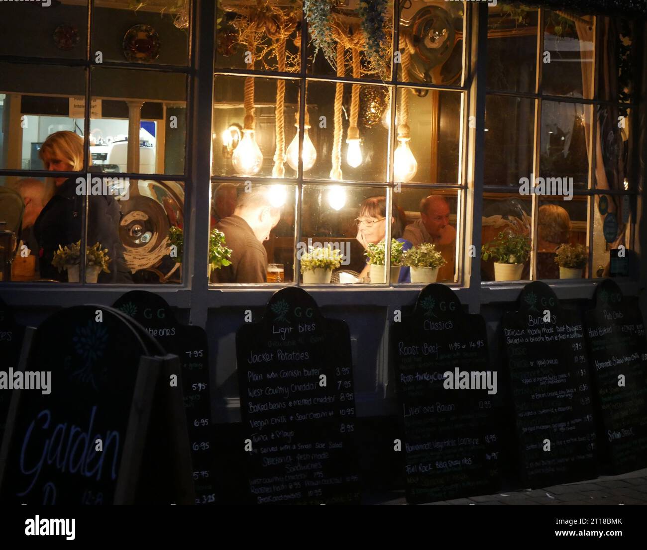 Cena serale in un ristorante a Looe, in Cornovaglia Foto Stock