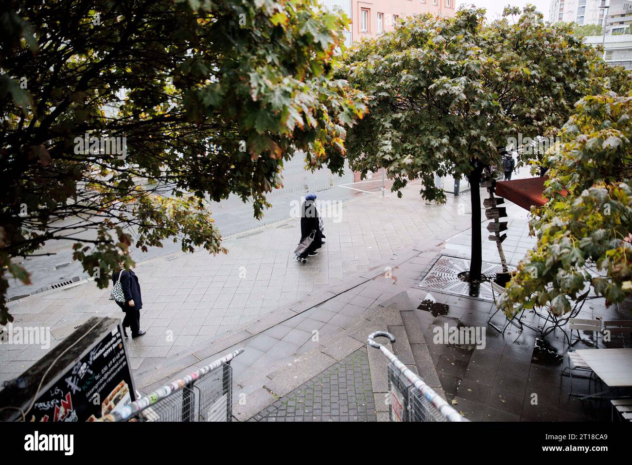 Berlino, Germania. 12 ottobre 2023. Passeggia lungo un sentiero a Kottbusser Tor. (A dpa: "L'iniezione di contante a breve termine dovrebbe migliorare la situazione a Kottbusser Tor") credito: Carsten Koall/dpa/Alamy Live News Foto Stock