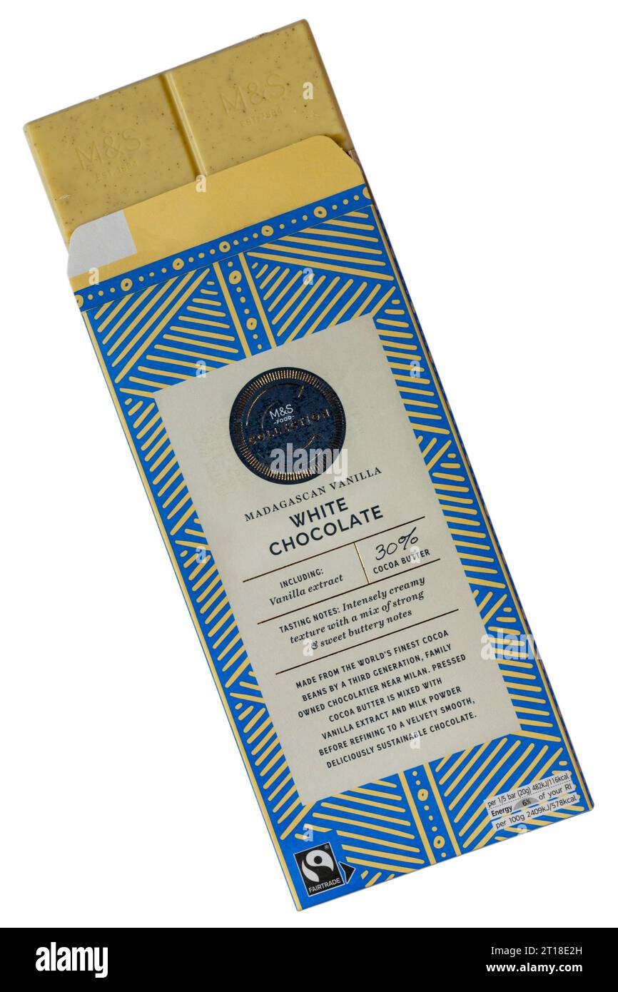 Cioccolato bianco alla vaniglia malgascio di M&S aperto per mostrare contenuti isolati su sfondo bianco Foto Stock