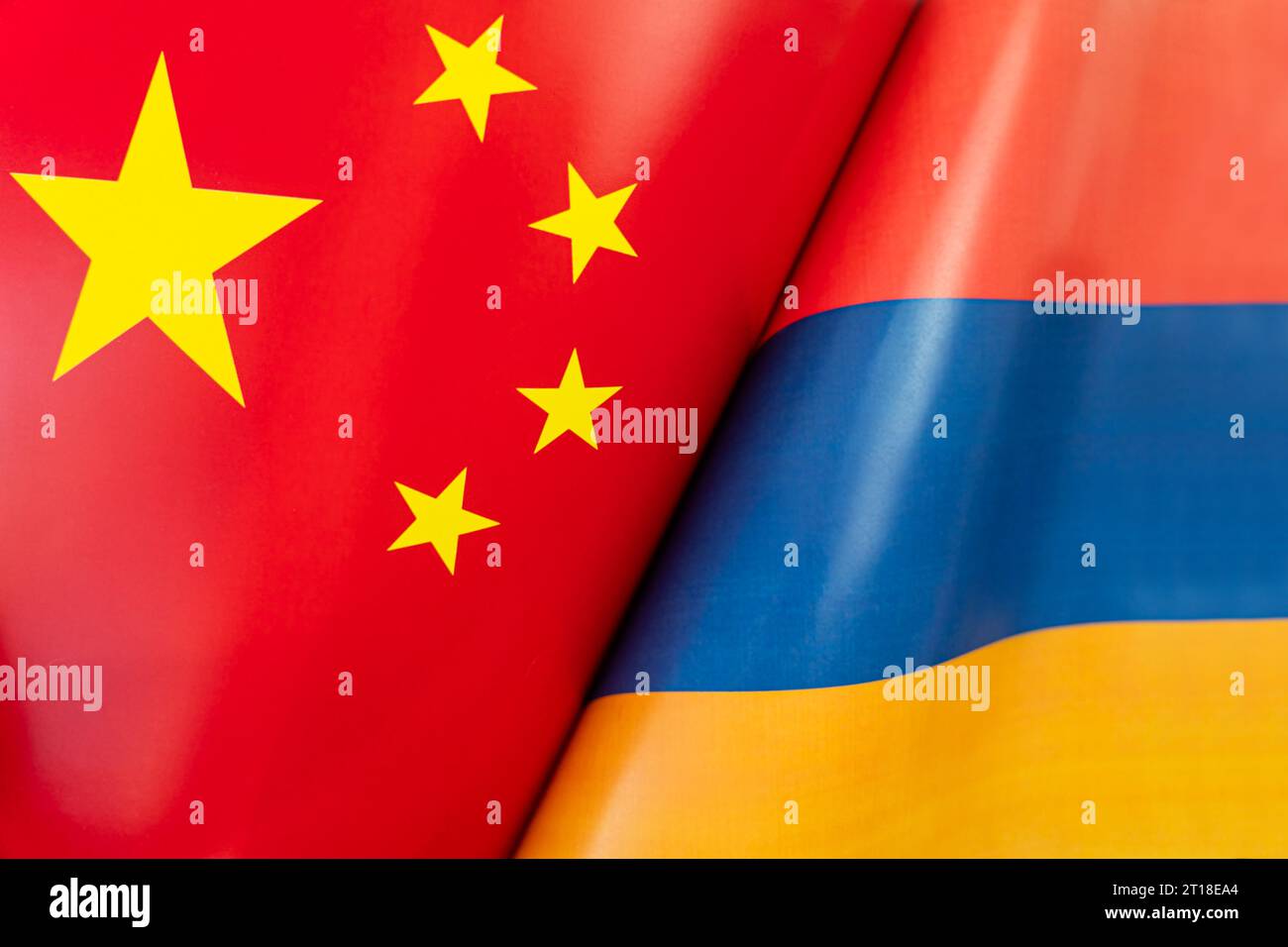 Bandiere della Cina e dell'armenia. Il concetto di relazioni internazionali tra i paesi. Il concetto di un'alleanza o di un confronto tra due st Foto Stock