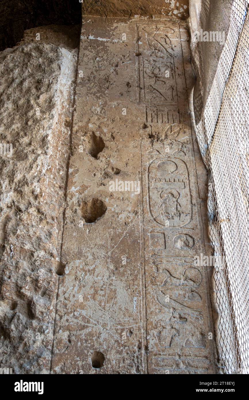 La cappella scavata nella roccia della regina Hatshepsut «Speos Artemidos», nota come Stabl Antar, Medio Egitto. Foto Stock