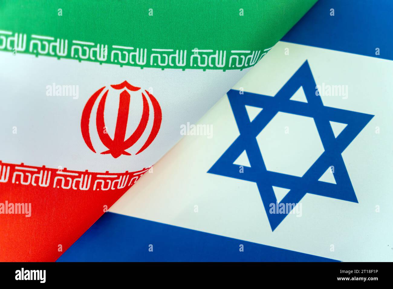 Sfondo delle bandiere di israele, iran. Il concetto di interazione o controazione tra i due paesi. Relazioni internazionali. politica Foto Stock