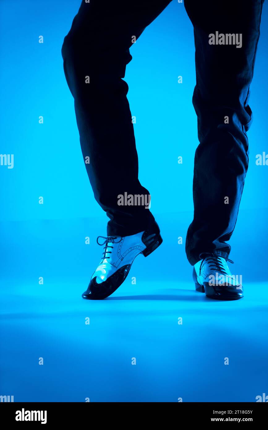 Ballerino maschile con scarpe da ballo jazz latino con sfondo di colore semplice Foto Stock