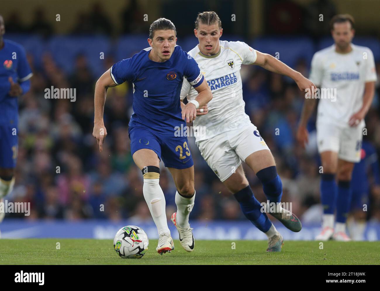 Conor Gallagher del Chelsea si batte contro Josh Davison dell'AFC Wimbledon. - Chelsea/AFC Wimbledon, EFL Cup, Carabao Cup, 2° turno, Stamford Bridge Stadium, Londra, Regno Unito - 30 agosto 2023 solo per uso editoriale - si applicano le restrizioni DataCo Foto Stock