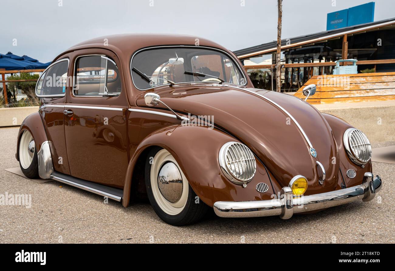 Scheveningen, Paesi Bassi, 14.05.2023, iconica auto economica tedesca Volkswagen Beetle, informalmente VW Bug, lucido e personalizzato oldtimer Foto Stock