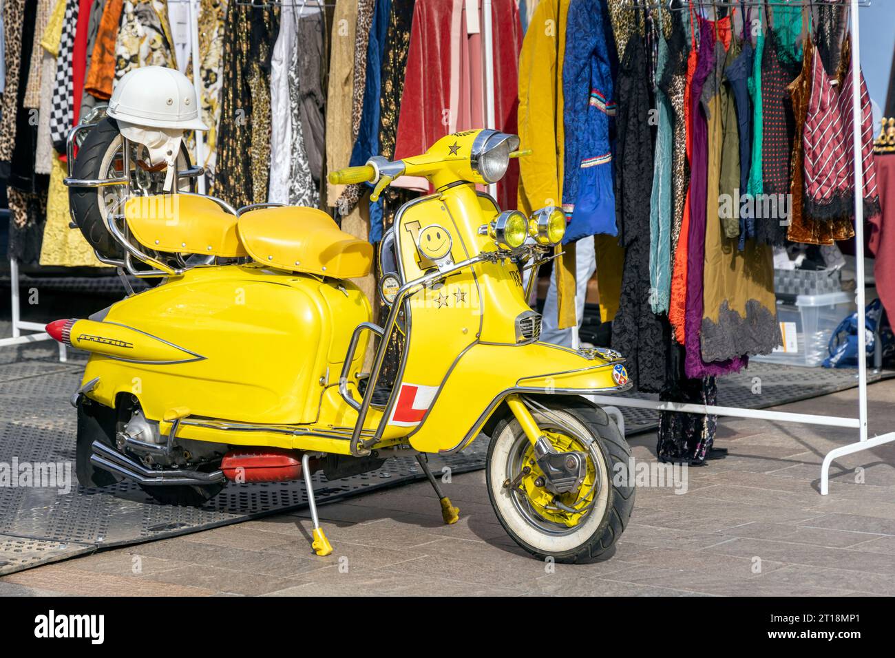 Scooter mod gialli personalizzati degli anni '1960, vendita di stivali classici Londra, King's Cross, Londra, Regno Unito Foto Stock