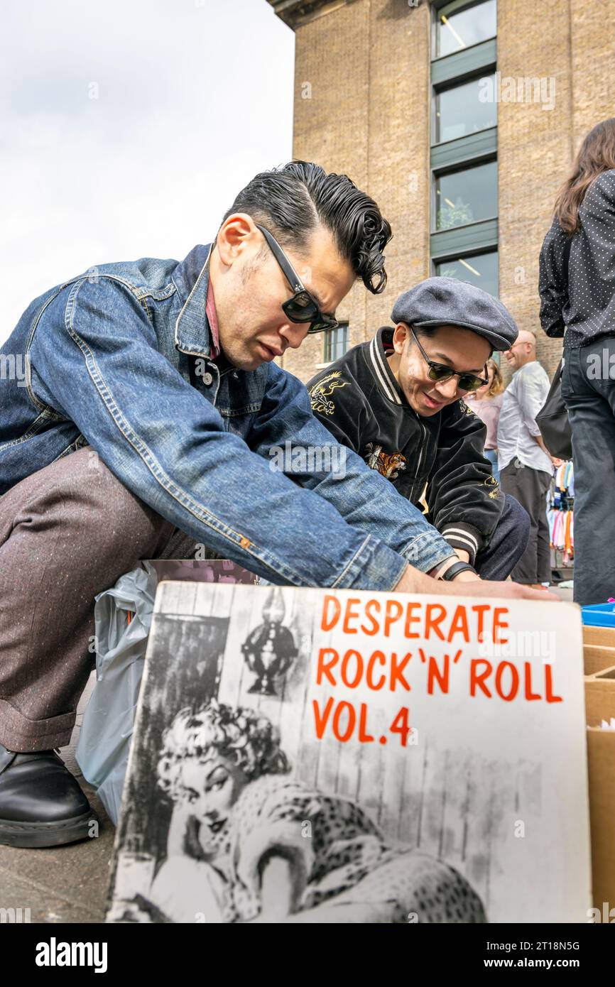 Fan del rock and roll che smistano vecchi dischi lp al London Classic Car Boot sale 2023, King's Cross, Londra, Regno Unito Foto Stock