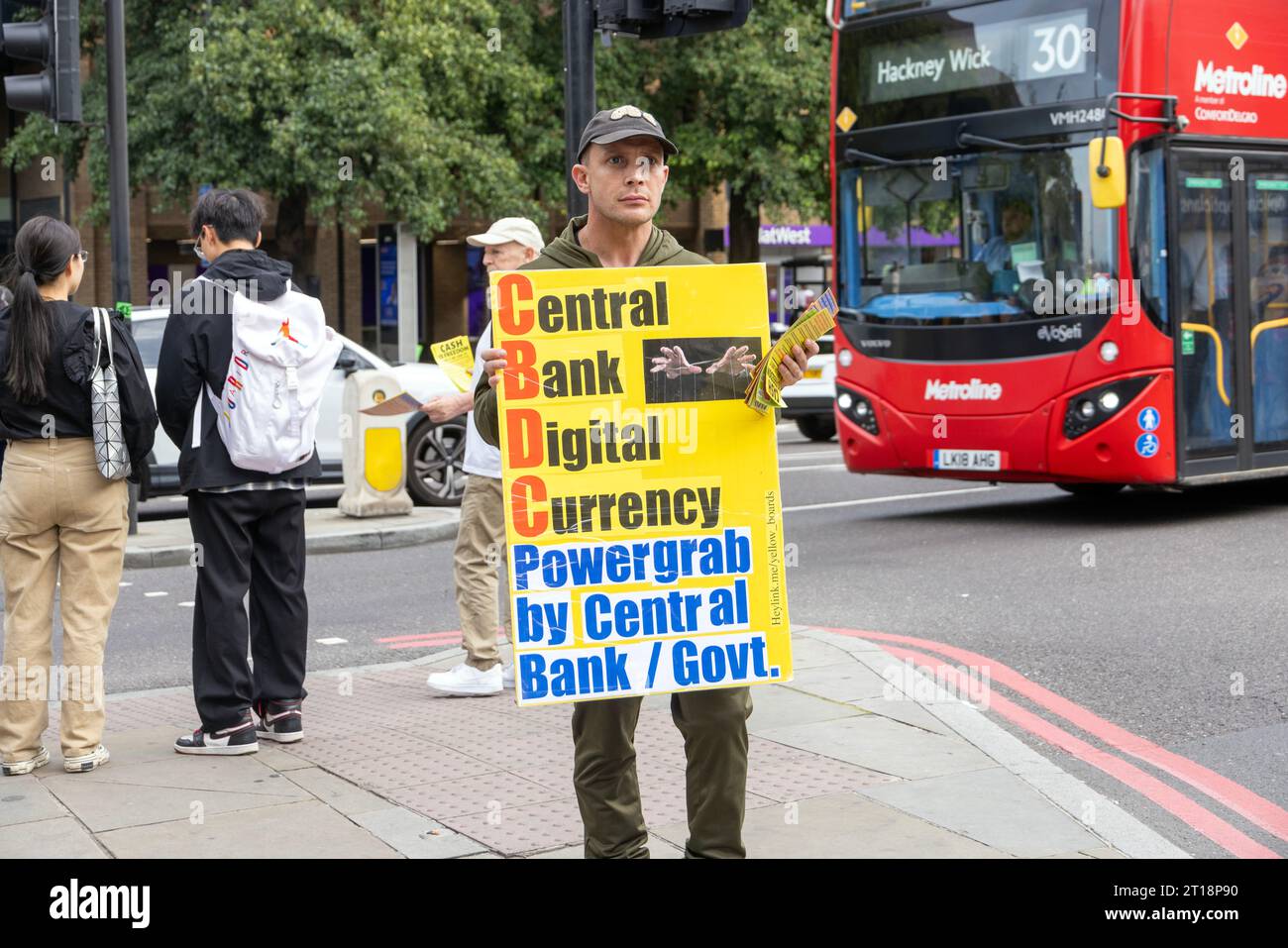 PIC Shows: Dimostrazione all'Angel Islington di Londra per incoraggiare le persone a utilizzare il denaro più che la valuta digitale o le carte di pagamento che le persone guardavano Foto Stock