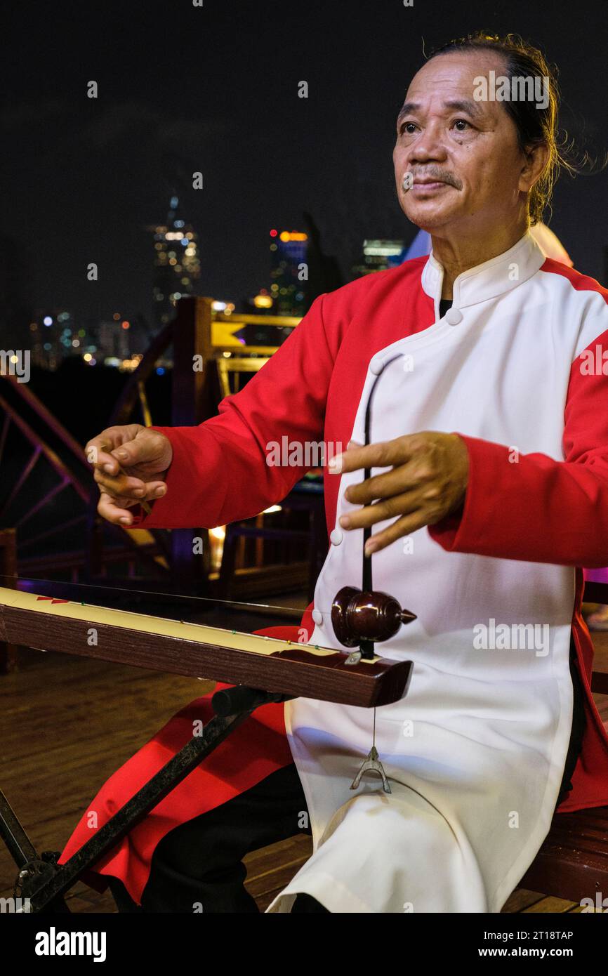 Musicista vietnamita che suona il Dan Bau Straied Instrument, ho chi Minh, Vietnam. Foto Stock