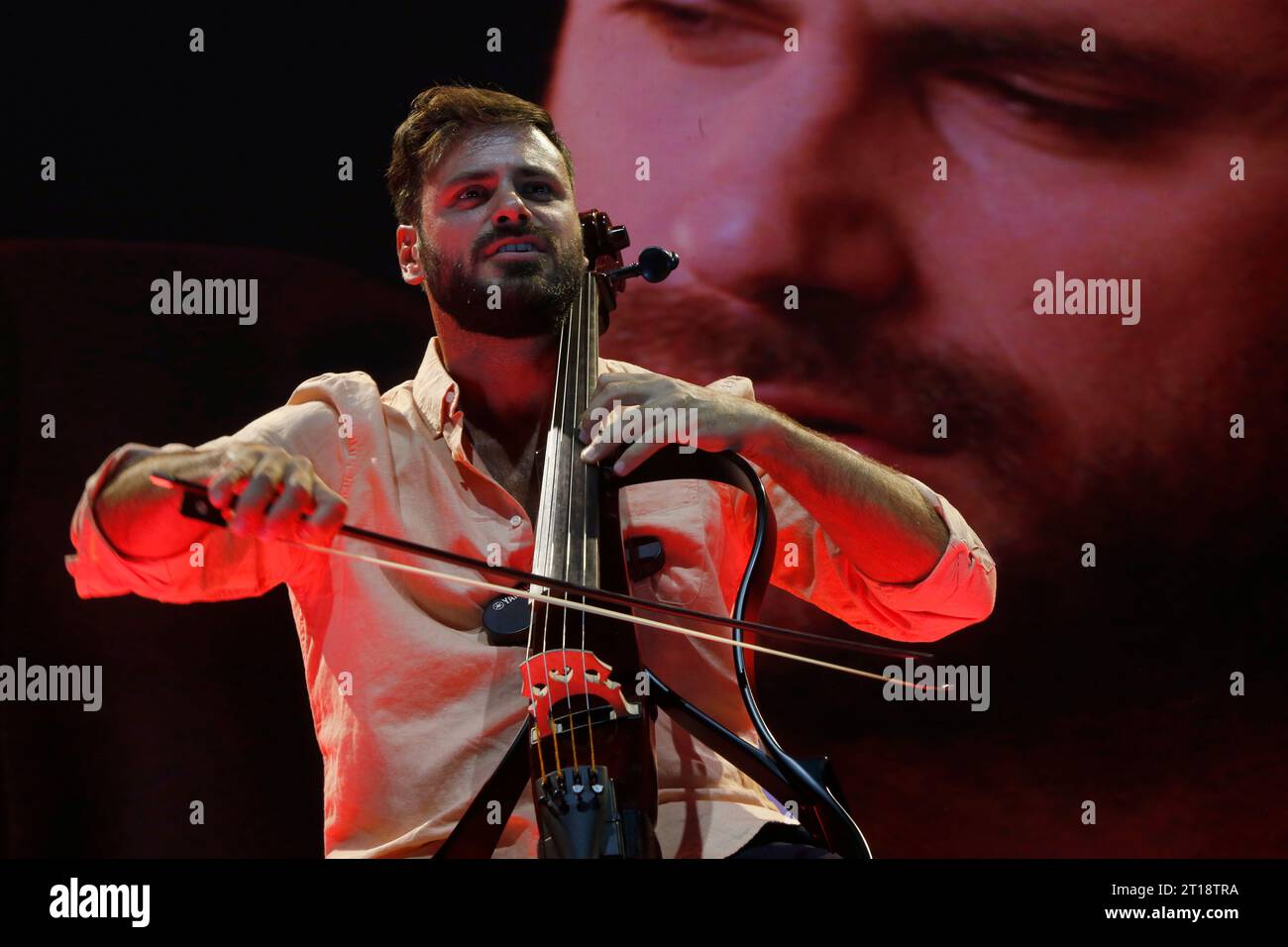 11 ottobre 2023, Madrid, Madrid, Spagna: Il violoncellista croato Stjepan Hauser (Pula, 1986), conosciuto artisticamente come Hauser, è visto sul palco durante un concerto del suo primo tour mondiale da solista "Rebel with a cello", al WiZink Center, a Madrid (Spagna). Stjepan Hauser, membro fondatore del duo 2Cellos arriva in Spagna con il suo primo spettacolo solista, 'Rebel with a cello'. Come nei concerti di 2Cellos, il nuovo spettacolo include effetti sonori, luci e immagini innovativi e un'attenta messa in scena, con Hauser al centro del palco accompagnato da un'orchestra di strumenti d'archi, fiati e percussioni. Su questo Foto Stock