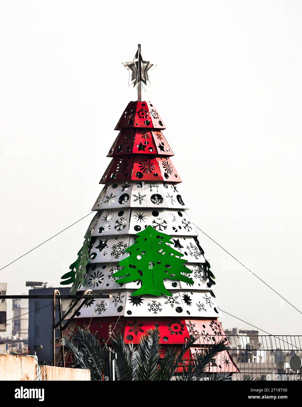 Rosso e bianco libanese con cedro verde, simbolo nazionale del Libano, su una torre alberata nella città di Beirut, Libano Foto Stock