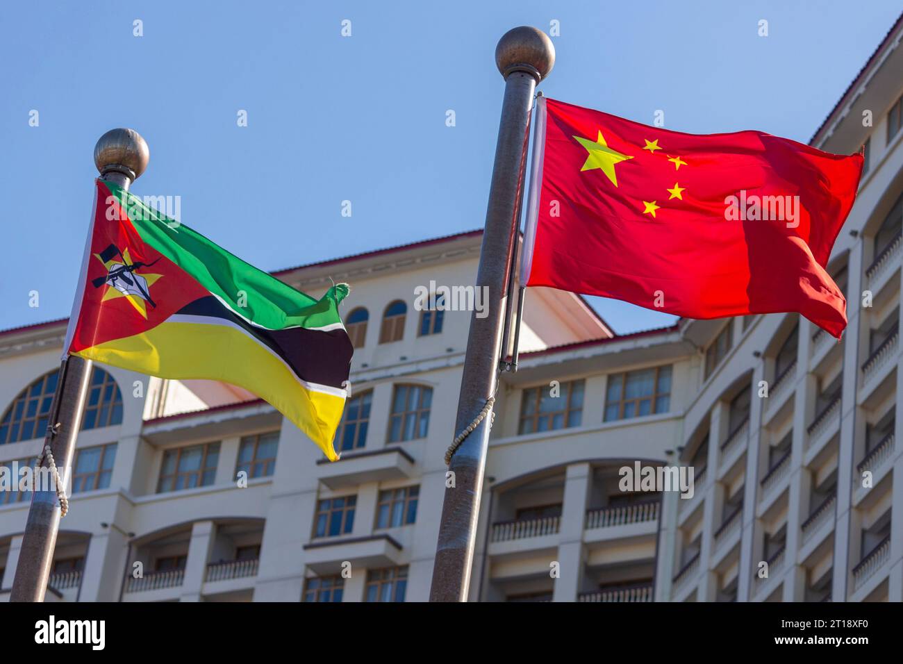 Bandiere del Mozambico e della Cina in piedi insieme Foto Stock