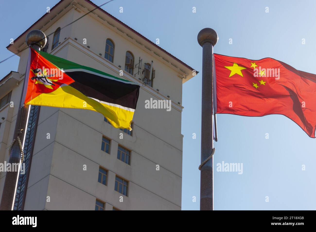 Bandiere del Mozambico e della Cina in piedi insieme Foto Stock