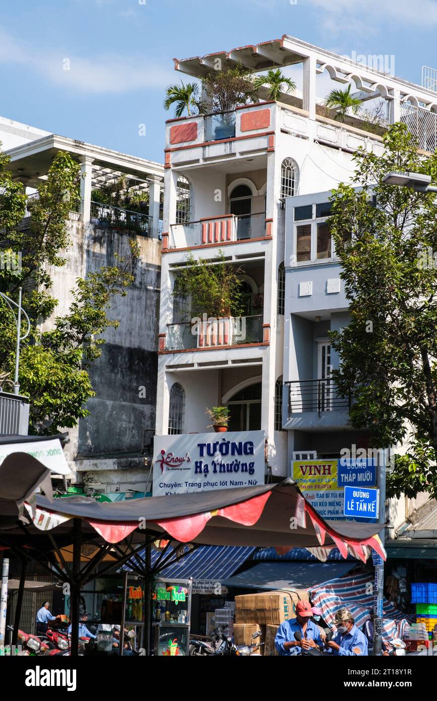 La tassazione delle proprietà di lunghezza di fronte produce molti edifici stretti, ho chi Minh City, Vietnam. Foto Stock