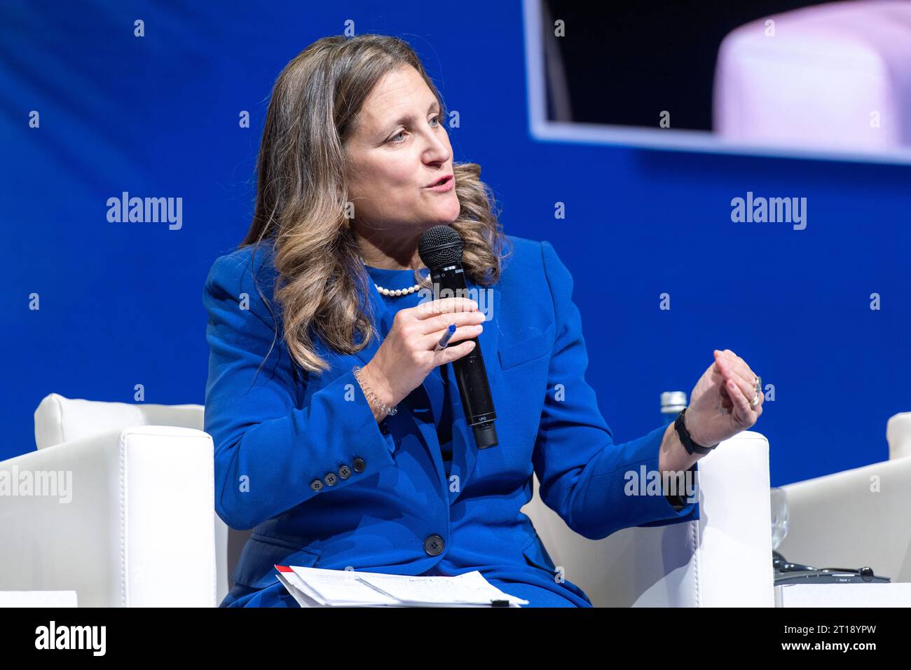 Marrakesch, Marocco. 12 ottobre 2023. Chrystia Freeland, Ministro delle Finanze e Vice primo Ministro del Canada, interviene in una riunione durante la riunione annuale del Fondo monetario Internazionale e della Banca Mondiale. Il ministro delle Finanze tedesco Lindner si è recato a Marrakech per la riunione del FMI/Banca Mondiale e per una riunione dei ministri delle Finanze e dei capi delle banche centrali dei paesi del G20. Credito: Christophe Gateau/dpa/Alamy Live News Foto Stock