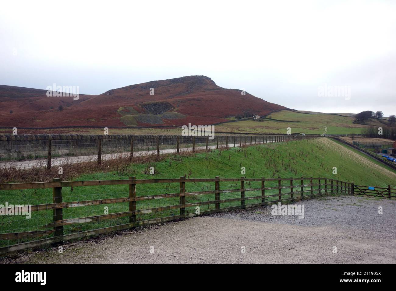 Embsay Crag da Embsay Reservoir ad Airedale, Yorkshire Dales National Park, Inghilterra, Regno Unito. Foto Stock