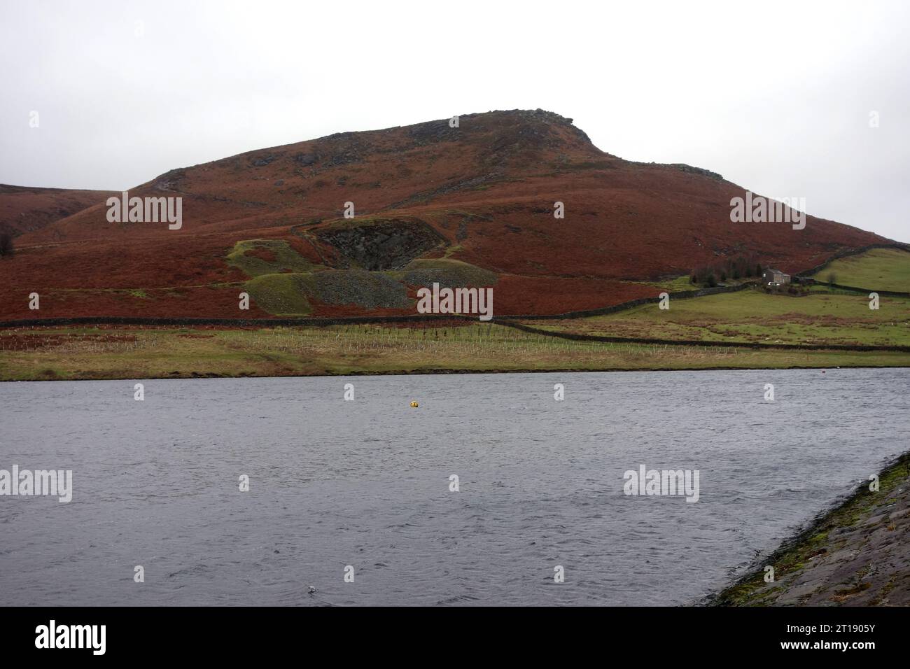 Embsay Crag da Embsay Reservoir ad Airedale, Yorkshire Dales National Park, Inghilterra, Regno Unito. Foto Stock