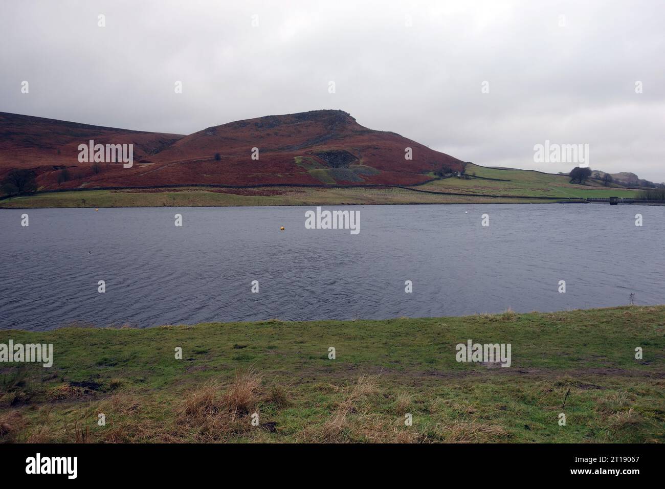 Embsay Crag da Embsay Reservoir ad Airedale, Yorkshire Dales National Park, Inghilterra, Regno Unito. Foto Stock