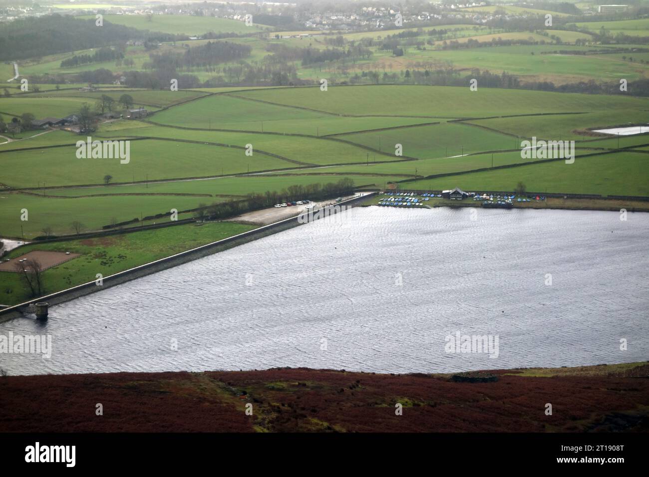 Embsay Reservoir da Embsay Crag ad Airedale, Yorkshire Dales National Park, Inghilterra, Regno Unito. Foto Stock