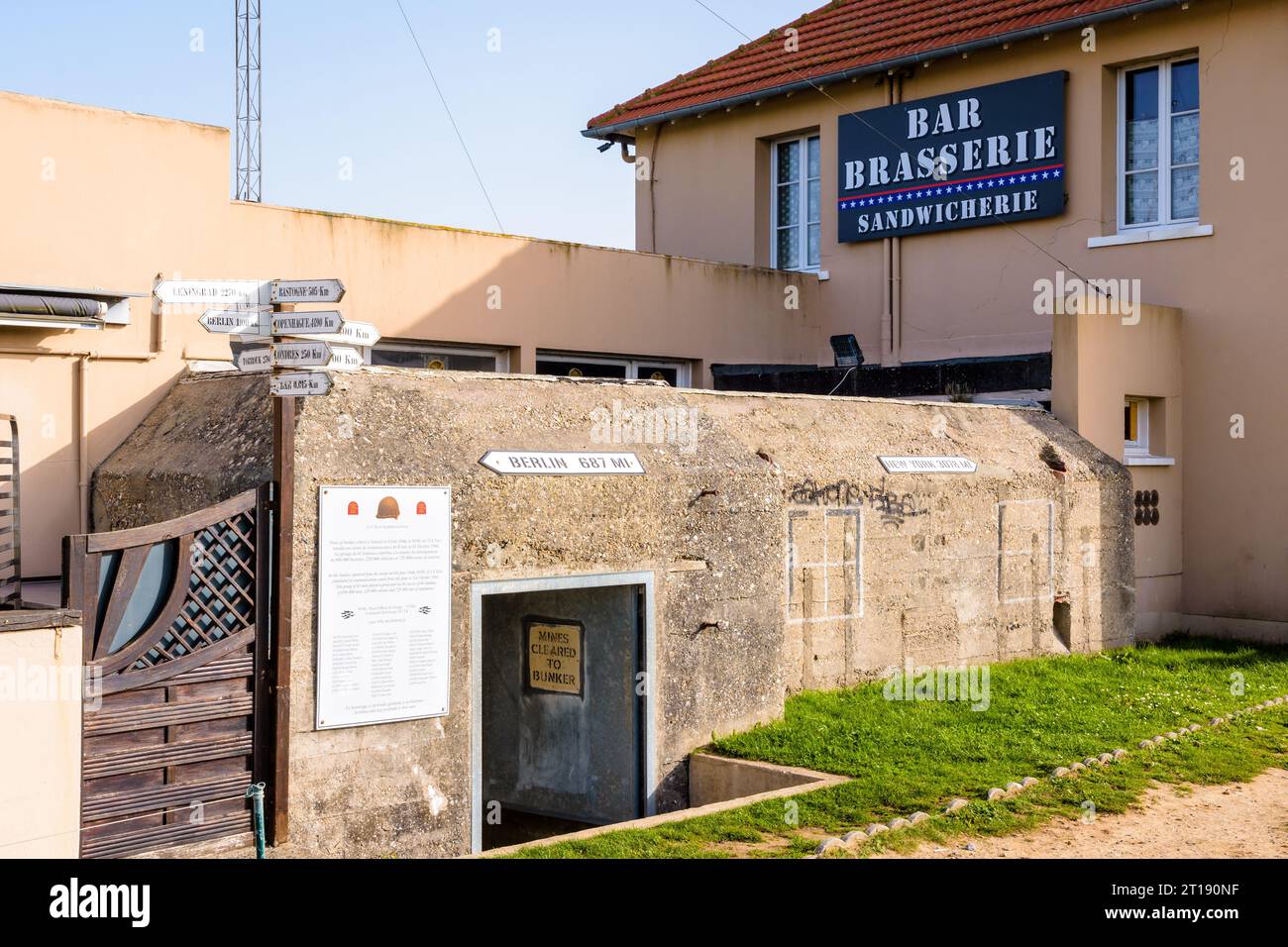 Un ex bunker tedesco dietro la brasserie bar le Roosevelt a Utah Beach in Normandia. Foto Stock