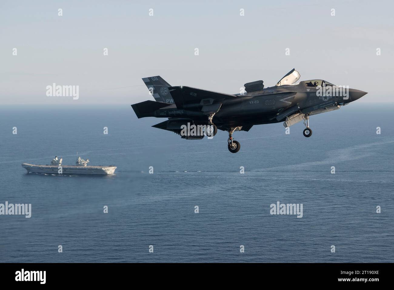 Patuxent River, Stati Uniti. 11 ottobre 2023. Un F-35B del corpo dei Marines degli Stati Uniti, pilotato dal pilota USMC test, il maggiore Paul Gucwa si avvicina per atterrare sul ponte di volo della portaerei classe Queen Elizabeth della Royal Navy HMS Prince of Wales durante le ultime prove in mare di prima classe, l'11 ottobre 2023 al largo delle coste del Maryland, USA. Credito: Dane Wiedmann/U.S. Navy Photo/Alamy Live News Foto Stock
