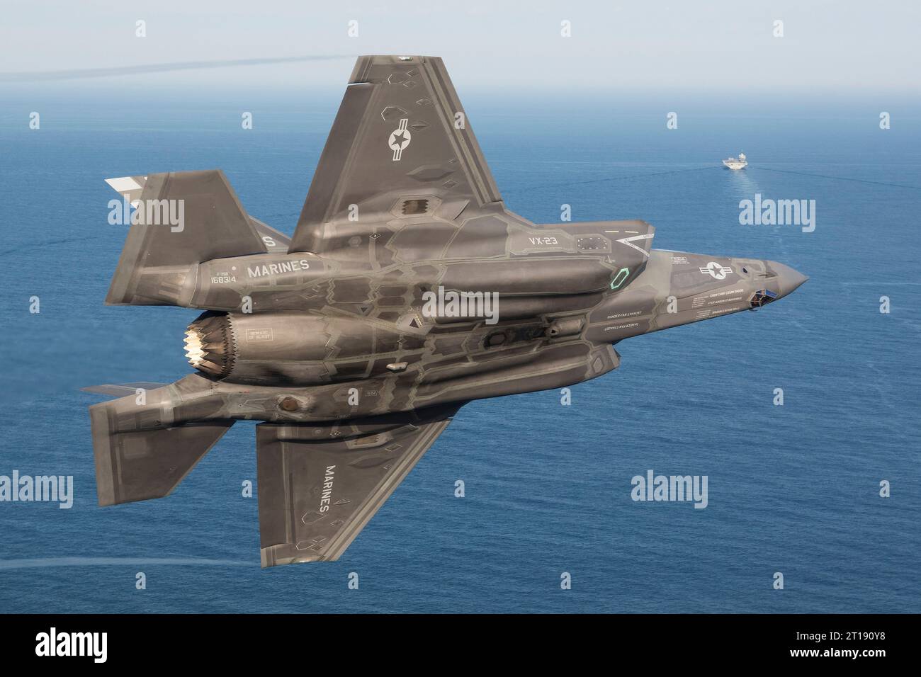 Patuxent River, Stati Uniti. 11 ottobre 2023. Un aereo da caccia stealth F-35B del corpo dei Marines degli Stati Uniti, pilotato dal pilota USMC test, il maggiore Paul Gucwa, si aggira per atterrare sul ponte di volo della portaerei classe Queen Elizabeth della Royal Navy HMS Prince of Wales durante le ultime prove in mare di prima classe, l'11 ottobre 2023 al largo delle coste del Maryland, USA. Credito: Dane Wiedmann/U.S. Navy Photo/Alamy Live News Foto Stock
