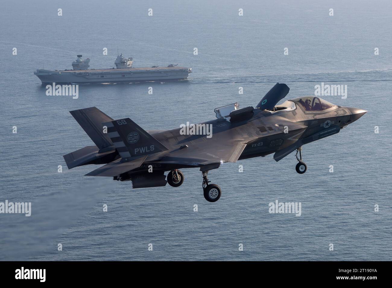 Patuxent River, Stati Uniti. 11 ottobre 2023. Un F-35B del corpo dei Marines degli Stati Uniti, pilotato dal pilota USMC test, il maggiore Paul Gucwa si avvicina per atterrare sul ponte di volo della portaerei classe Queen Elizabeth della Royal Navy HMS Prince of Wales durante le ultime prove in mare di prima classe, l'11 ottobre 2023 al largo delle coste del Maryland, USA. Credito: Dane Wiedmann/U.S. Navy Photo/Alamy Live News Foto Stock