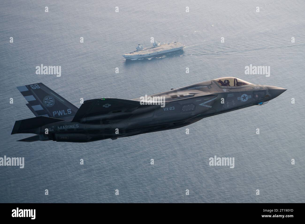 Patuxent River, Stati Uniti. 11 ottobre 2023. Un aereo da caccia stealth F-35B del corpo dei Marines degli Stati Uniti, pilotato dal pilota USMC test, il maggiore Paul Gucwa, si aggira per atterrare sul ponte di volo della portaerei classe Queen Elizabeth della Royal Navy HMS Prince of Wales durante le ultime prove in mare di prima classe, l'11 ottobre 2023 al largo delle coste del Maryland, USA. Credito: Dane Wiedmann/U.S. Navy Photo/Alamy Live News Foto Stock